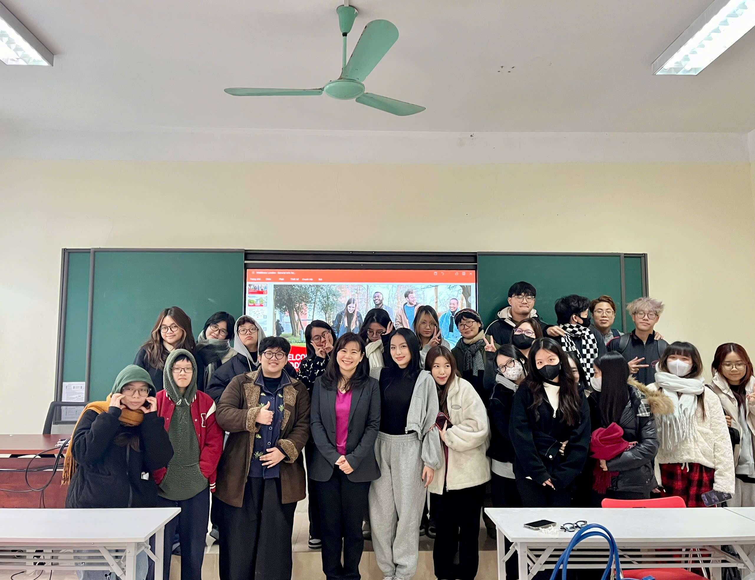 Giám đốc khu vực Châu Á Thái Bình Dương, Đại học Middlesex thăm và làm việc thường niên với Giám đốc Chương trình